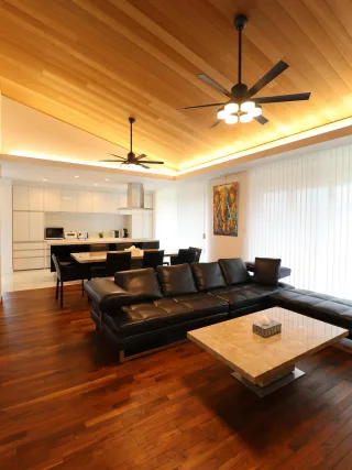 𓈒 𓏸 𓐍 LDKに勾配天井をプラス✨

天井に傾斜をつけると、
空間がグーンと縦に広がって開放感アップ！
フラット天井よりも、
リビングがのびやかで気持ちのいい空間に変わります😊

そして高さが出ることで、空気の流れもスムーズに🌬️
シーリングファンを組み合わせれば、
空気を循環させて冷暖房効率もバッチリ◎
快適に過ごせるうえに、
省エネ効果も期待できちゃいます✨

さらに勾配天井は、
インテリアや照明のアレンジが、
楽しめるのも魅力のひとつ💡
ペンダントライトでアクセントをつけたり、
間接照明で雰囲気を変えたり…
暮らし方に合わせて色んな表情が楽しめます。

今回のお家では、
天井に無垢レッドシダーを、
床には無垢ウォールナットを採用🌿
自然素材ならではのあたたかみと心地よさに包まれたLDKが完成しました🏡✨
家族の時間をもっと豊かにしてくれる、特別な空間です♩

土樹和だからできる🌿　　
デザイン性の高い、こだわりのお家　　
　　
#土樹和のものづくり #土樹和とつくる

𓂃𓂃𓂃𓂃𓂃𓂃𓂃𓂃𓂃𓂃𓂃𓂃𓂃𓂃𓂃𓂃𓂃𓂃𓂃𓂃
　　
施工事例はHPをcheck！⌜ 土樹和 ⌟で検索🔍　　　　　　
その他の投稿は⇢ @tokiwa1090 　　
　　

❁いつでも見返せる様に、この投稿を保存しよう！　　
　　
𓂃𓂃𓂃𓂃𓂃𓂃𓂃𓂃𓂃𓂃𓂃𓂃𓂃𓂃𓂃𓂃𓂃𓂃𓂃𓂃
　　
お問い合わせ/ご相談はHPのお問い合わせページからお願いします⸝⋆⸝⋆ 　　
オンラインでのご相談も受付中！　　
　　
　　
#愛知県工務店 #愛知工務店 #愛知県注文住宅 #名古屋市注文住宅 #愛知家づくり #名古屋家づくり #愛知の工務店 #名古屋工務店
　　
#一級建築士事務所 #自由設計の家 #建築士とつくる家 #後悔しない家づくり #いえづくり #いえれぽ #注文住宅アイディア #いえさがし #注文住宅アイディア #注文住宅の家づくり
　　
#勾配天井 #勾配天井リビング #自然素材が好き #無垢材の家づくり #無垢材フローリング #無垢材の家 #木の温もりが好き #くつろぎの場所 #リビングアイデア #シーリングファン #施工実績