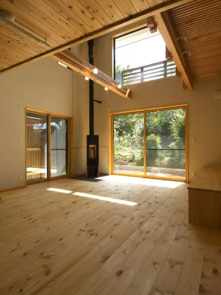 𓈒 𓏸 𓐍 𓂃 薪ストーブのある暮らし
🌿 炎のゆらぎと暮らす住まい 🌿

秋の気配を感じる10月。
朝晩は少しずつ肌寒くなり、
そろそろ恋しくなるのが薪ストーブのぬくもりです🔥

無垢材に囲まれたリビングに広がるのは、
薪がはぜる音、ゆらめく炎の光、
そして木の香り...

火を囲めば自然と会話が生まれ、
お茶を飲んだり、本を読んだり、
ゆったりとした時間が流れていきます☕️

木の温もりと炎の温もり。
季節を感じながら心まであたたまる、
そんな暮らしがここにあります🍂✨

土樹和だからできる🌿　　
デザイン性の高い、こだわりのお家　　
　　
#土樹和のものづくり #土樹和とつくる

𓂃𓂃𓂃𓂃𓂃𓂃𓂃𓂃𓂃𓂃𓂃𓂃𓂃𓂃𓂃𓂃𓂃𓂃𓂃𓂃
　　
施工事例はHPをcheck！⌜ 土樹和 ⌟で検索🔍　　　　　　
その他の投稿は⇢ @tokiwa1090 　　
　　

❁いつでも見返せる様に、この投稿を保存しよう！　　
　　
𓂃𓂃𓂃𓂃𓂃𓂃𓂃𓂃𓂃𓂃𓂃𓂃𓂃𓂃𓂃𓂃𓂃𓂃𓂃𓂃
　　
お問い合わせ/ご相談はHPのお問い合わせページからお願いします⸝⋆⸝⋆ 　　
オンラインでのご相談も受付中！　　
　　
　　
#愛知県工務店 #愛知工務店 #愛知県注文住宅 #名古屋市注文住宅 #愛知家づくり #名古屋家づくり #愛知の工務店 #名古屋工務店
　　
#一級建築士事務所 #自由設計の家 #建築士とつくる家 #後悔しない家づくり #いえづくり #いえれぽ #注文住宅アイディア #いえさがし #注文住宅アイディア #注文住宅の家づくり
　　
#薪ストーブ #薪ストーブのある家 #自然素材が好き #無垢材の家づくり #無垢材フローリング #無垢材の家 #木の温もりが好き #くつろぎの場所 #薪 #薪ストーブがある暮らし #施工実績