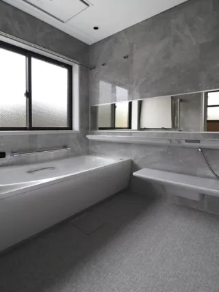 𓈒 𓏸 𓐍 𓂃TOTO最上級バスルーム 「シンラ」の施工事例🫧

今回は、「シンラ」を採用した、
土樹和のリフォーム事例をご紹介します！
「リラックスできて、お手入れもラクなお風呂にしたい」
そんな理想を叶えてくれるのが、このシンラです◎

TOTOが"最高の入浴体験"を目指してつくったモデル...
こだわりポイントは下記に⤵︎⤵︎

① 癒しのポイント
🌿 肩楽湯・腰ほぐし湯
お湯が肩や腰にやさしくあたって、まるで温泉みたい。
お風呂に入りながら、毎日の疲れをじんわり癒せます。
🛀 ファーストクラス浴槽
身体を包み込むような形で、
自然とリラックスできる姿勢に！
💡 調光照明
照明の明るさや色味を変えられて、
気分に合わせた空間づくりができます。
夜は少し暗めにして、癒しのバスタイムを。

②使いやすさと清潔さもバッチリ！
🦶 ほっカラリ床
冬でもヒヤッとしない！
やわらかくてすぐ乾く床は、足元から快適です。
💦 床ワイパー洗浄（きれい除菌水）
ボタンひとつで床を自動洗浄。
ぬめりやカビを抑えて、いつでも清潔に保てます/
🌡️ 高断熱浴槽＋断熱フタ
お湯が冷めにくく、追い焚き回数も減って省エネに。
家計にもやさしい設計です。

今回はリフォームでしたが、
もちろん新築でも同じシンラを採用可能です🉑

土樹和だからできる🌿　　
デザイン性の高い、こだわりのお家　　
　　
#土樹和のものづくり #土樹和とつくる

𓂃𓂃𓂃𓂃𓂃𓂃𓂃𓂃𓂃𓂃𓂃𓂃𓂃𓂃𓂃𓂃𓂃𓂃𓂃𓂃
　　
施工事例はHPをcheck！⌜ 土樹和 ⌟で検索🔍　　　　　　
その他の投稿は⇢ @tokiwa1090 　　
　　

❁いつでも見返せる様に、この投稿を保存しよう！　　
　　
𓂃𓂃𓂃𓂃𓂃𓂃𓂃𓂃𓂃𓂃𓂃𓂃𓂃𓂃𓂃𓂃𓂃𓂃𓂃𓂃
　　
お問い合わせ/ご相談はHPのお問い合わせページからお願いします⸝⋆⸝⋆ 　　
オンラインでのご相談も受付中！　　
　　
　　
#愛知県工務店 #愛知工務店 #愛知県注文住宅 #名古屋市注文住宅 #愛知家づくり #名古屋家づくり #愛知の工務店 #名古屋工務店
　　
#一級建築士事務所 #自由設計の家 #建築士とつくる家 #後悔しない家づくり #いえづくり #いえれぽ #注文住宅アイディア #いえさがし #注文住宅アイディア #注文住宅の家づくり
　　
#シンラ#totoシンラ #totoバスルーム #リフォーム #浴槽リフォーム #バスリフォーム #愛知リフォーム #風呂リフォーム #愛知リノベーション #浴槽改装 #施工実績