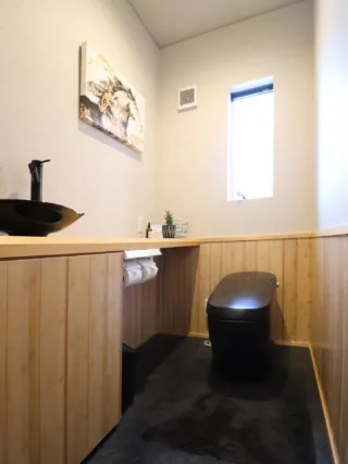 \ ホテルライク×家事手間削減！ブラックトイレ /

【使用機種】LIXIL SATIS G ノーブルブラック

上品でスタイリッシュな印象を与えるブラックトイレ✨
木目の腰壁と合わせることで、
重くなりすぎず落ち着きのある
“ホテルライク空間”に仕上がりました𓂃𓈒𓏸

存在感のある黒は、
お花や観葉植物、カラー小物との相性も抜群！
アクセントを添えるだけで、
一気に洗練された雰囲気に🫧
壁や床を明るめカラーでまとめると、
抜け感のある上質なトイレ空間に✨

そして今回は、LIXILの「SATIS」シリーズを採用。
“泡クリーン”や“鉢内スプレー”などの自動洗浄機能で、使うたびにきれいをキープ✨
汚れがつきにくい陶器コーティングで、
お掃除の回数もぐっと減らせます。

デザインだけでなく、
毎日の家事負担を軽くしてくれるのもうれしいポイント。
「おしゃれなのに、掃除もラク」
そんな理想のトイレが完成しました🪄

土樹和だからできる🌿　　
デザイン性の高い、こだわりのお家　　
　　
#土樹和のものづくり #土樹和とつくる

𓂃𓂃𓂃𓂃𓂃𓂃𓂃𓂃𓂃𓂃𓂃𓂃𓂃𓂃𓂃𓂃𓂃𓂃𓂃𓂃
　　
施工事例はHPをcheck！⌜ 土樹和 ⌟で検索🔍　　　　　　
その他の投稿は⇢ @tokiwa1090 　　
　　

❁いつでも見返せる様に、この投稿を保存しよう！　　
　　
𓂃𓂃𓂃𓂃𓂃𓂃𓂃𓂃𓂃𓂃𓂃𓂃𓂃𓂃𓂃𓂃𓂃𓂃𓂃𓂃
　　
お問い合わせ/ご相談はHPのお問い合わせページからお願いします⸝⋆⸝⋆ 　　
オンラインでのご相談も受付中！　　
　　
　　
#愛知県工務店 #愛知工務店 #愛知県注文住宅 #名古屋市注文住宅 #愛知家づくり #名古屋家づくり #愛知の工務店 #名古屋工務店#一級建築士事務所 #自由設計の家

#一級建築士事務所 #自由設計の家 #建築士とつくる家 #後悔しない家づくり #いえづくり #いえれぽ #注文住宅アイディア #いえさがし #注文住宅アイディア #注文住宅の家づくり
　　
#ブラックトイレ #lixilsatis #lixil #ホテルライクインテリア #家事ラク #家事削減 #トイレ #トイレデザイン #satis #家事効率アップ #トイレ掃除