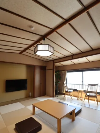 🏯 旅館デザインを参考にした“船底天井”の魅力

今回は、篠島 ギフヤ旅館様の客室に施工した
「船底天井」のご紹介！

船底天井とは、
船の底をひっくり返したような形の天井のこと。
室町時代の茶室から続く伝統的な意匠で、
“静寂と落ち着き”を生み出す
空間づくりに使われてきました🍵

🌿 船底天井のメリット

🎶音響効果の向上
勾配のある天井が音をやわらかく拡散し、
心地よい響きをつくります。

☀️採光効果の向上
天井が高くなることで自然光が広がり、
明るく開放的な空間に。
照明の使用を減らせて、省エネにもつながります◯

🗻開放感の演出
高さのある天井は、実際より広く感じさせ圧迫感軽減！
天井の低い住宅にもおすすめ！

🎨デザイン性の向上
空間に奥行きと変化を与え、
和風にも洋風にも美しく馴染みます☝️

落ち着きと上質さを感じる「船底天井」
旅館のような心地よい空間を、
新築住宅にも取り入れてみませんか？

土樹和だからできる🌿　　
デザイン性の高い、こだわりのお家　　
　　
#土樹和のものづくり #土樹和とつくる

𓂃𓂃𓂃𓂃𓂃𓂃𓂃𓂃𓂃𓂃𓂃𓂃𓂃𓂃𓂃𓂃𓂃𓂃𓂃𓂃
　　
施工事例はHPをcheck！⌜ 土樹和 ⌟で検索🔍　　　　　　
その他の投稿は⇢ @tokiwa1090 　　
　　

❁いつでも見返せる様に、この投稿を保存しよう！　　
　　
𓂃𓂃𓂃𓂃𓂃𓂃𓂃𓂃𓂃𓂃𓂃𓂃𓂃𓂃𓂃𓂃𓂃𓂃𓂃𓂃
　　
お問い合わせ/ご相談はHPのお問い合わせページからお願いします⸝⋆⸝⋆ 　　
オンラインでのご相談も受付中！　　
　　
　　
#愛知県工務店#愛知県注文住宅 #名古屋市注文住宅 #愛知家づくり#名古屋工務店#一級建築士事務所 #家づくり #旅館リノベーション #旅館設計 #船底天井 #天井 #新築計画  #注文住宅 #マイホーム計画