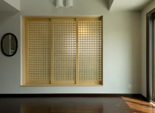 🌿 格子障子がつくる、やわらかな和の空間 🌿

格子のラインと障子のやさしい透け感が合わさることで、
光をやわらかく取り込みながら、空間に奥行きを生み出します🫧

視線をほどよく遮りつつ、
暗くならないのが格子障子の魅力🙆
リビング・和室・廊下など、
どの場所でも“落ち着き”と“軽やかさ”を両立。

格子の幅や本数、
障子紙の透け具合によって印象が大きく変わるため、
お部屋の雰囲気に合わせてデザインを
調整できるのもポイントです☝️

素材の質感と光のコントロールで魅せる、
現代の住まいにしっくり馴染む和のデザイン。
格子障子は、取り入れるだけで
空間にほんの少し“品の良さ”が加わります🌿

土樹和だからできる🌿　　
デザイン性の高い、こだわりのお家　　
　　
#土樹和のものづくり #土樹和とつくる

𓂃𓂃𓂃𓂃𓂃𓂃𓂃𓂃𓂃𓂃𓂃𓂃𓂃𓂃𓂃𓂃𓂃𓂃𓂃𓂃
　　
施工事例はHPをcheck！⌜ 土樹和 ⌟で検索🔍　　　　　　
その他の投稿は⇢ @tokiwa1090 　　
　　

❁いつでも見返せる様に、この投稿を保存しよう！　　
　　
𓂃𓂃𓂃𓂃𓂃𓂃𓂃𓂃𓂃𓂃𓂃𓂃𓂃𓂃𓂃𓂃𓂃𓂃𓂃𓂃
　　
お問い合わせ/ご相談はHPのお問い合わせページからお願いします⸝⋆⸝⋆ 　　
オンラインでのご相談も受付中！　　
　　
　　
#障子のある暮らし #注文住宅 #愛知の家づくり #和風な家 #和モダン #格子障子 #デザイン住宅 #快適な暮らし #和風設計