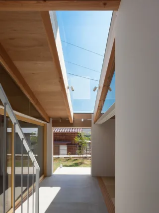 🌱土間のある暮らし
土間とは、家の中にある
“土足で歩けるスペース”のこと。
昔の日本の家では、固めた土がよく使われていました！

「ちょっと古い？」というイメージもありますが、
今回の事例は木との組み合わせで、
とても“イマドキで洗練された雰囲気”に
仕上がっています ✎𓂃
　
土間があるだけで、
住まいの表情がぐっとおしゃれに変わりますよ𓂃𓈒𓏸

　

❮ 土間のメリット ❯

◎ 汚れにくく、お掃除がラク
モルタルやコンクリートなど丈夫な素材で、
仕上げることが多く泥汚れも水で流して、
デッキブラシでサッと掃除できます🧼

◎ 夏でもひんやり快適
熱がこもりにくく、湿気も調整してくれるので、
夏場は特に心地よく過ごせます𓂅🌱

◎ 空間のアクセントになる
独特の質感が、家の中で特別な存在感を発揮。
視覚的にもメリハリが生まれ、
スタイリッシュな印象に🪄

土樹和だからできる🌿　　
デザイン性の高い、こだわりのお家　　
𓂃𓂃𓂃𓂃𓂃𓂃𓂃𓂃𓂃𓂃𓂃𓂃𓂃𓂃𓂃𓂃𓂃𓂃𓂃𓂃
　　
施工事例はHPをcheck！⌜ 土樹和 ⌟で検索🔍　　　　　　
その他の投稿は⇢ @tokiwa1090 　　
　　
❁いつでも見返せる様に、この投稿を保存しよう！　　
　　
𓂃𓂃𓂃𓂃𓂃𓂃𓂃𓂃𓂃𓂃𓂃𓂃𓂃𓂃𓂃𓂃𓂃𓂃𓂃𓂃
　　
お問い合わせ/ご相談はHPのお問い合わせページからお願いします⸝⋆⸝⋆ 　　

#愛知工務店 #一級建築士事務所 #建築デザイン #名古屋建築