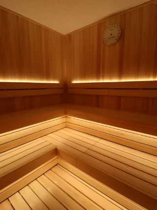 ＼旅館ライク×和モダンの“ととのう”空間／

〜鬼山温泉 了山様 @ryouzan_official〜

今回は、旅館の岩盤浴スペースをリニューアルし、
プライベートサウナへと生まれ変わらせた
施工事例をご紹介します🔥

岩盤浴のあった空間を、
新たにサウナ室を設置。
落ち着いたトーンでまとめた内装が、
旅館らしい“静けさ”と“心地よさ”を感じさせます😌♨️

水風呂には、存在感のある信楽焼の陶器風呂を採用。
やさしい色合いと丸みのあるフォルムが、
空間のアクセントになり、
和モダンの雰囲気にしっかり馴染みます🌊

完全予約制のため、誰にも邪魔されない
“自分だけのリラックスタイム”が楽しめるのも魅力✨

そして…
こうしたホテルライクな“整う空間づくり”は、
実は新築住宅でも人気が広がっています！

・1畳〜2畳の自宅サウナ
・陶器を使った一人用水風呂
・調光できるやわらかな間接照明

住まいでも取り入れやすい要素がたくさんあります◎

毎日の疲れをほぐす
“おうちリラックス空間”をつくりたい方は、
ぜひ参考にしてみてください☺️✨