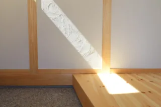 玄関土間の 洗い出し仕上げ🏡

洗い出しとは、
モルタルの表面に砂利を浮かび
上がらせる仕上げ方法のこと！

使う砂利の…
✔ 大きさ
✔ 色
✔ 素材
によって、表情が大きく変わるのが特徴🙆‍♀️

和モダン・古民家風・旅館ライクなど、
“和”の雰囲気と相性抜群 🌿
落ち着きのある玄関をつくりたい方に
人気の仕上げになります！

表面に凹凸があるため
▶ 滑りにくい
▶ 汚れが目立ちにくい

実用性もしっかり◎
子育て世帯にも嬉しいポイントです。
土樹和だからできる🌿　　
デザイン性の高い、こだわりのお家　　
𓂃𓂃𓂃𓂃𓂃𓂃𓂃𓂃𓂃𓂃𓂃𓂃𓂃𓂃𓂃𓂃𓂃𓂃𓂃𓂃 
　　
施工事例はHPをcheck！⌜ 土樹和 ⌟で検索🔍　　　　　　
その他の投稿は⇢ @tokiwa1090 　　
　　

❁いつでも見返せる様に、この投稿を保存しよう！　　
　　
𓂃𓂃𓂃𓂃𓂃𓂃𓂃𓂃𓂃𓂃𓂃𓂃𓂃𓂃𓂃𓂃𓂃𓂃𓂃𓂃 
　　
お問い合わせ/ご相談はHPのお問い合わせページからお願いします⸝⋆⸝⋆ 　　
オンラインでのご相談も受付中！　　

#一級建築士事務所 #愛知県工務店 #洗い出し仕上げ #玄関