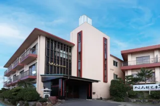 今回は、
旅館の外壁塗装工事の施工事例👷‍♀️

普段は注文住宅の投稿が中心ですが、
実は外壁塗装や改修工事、
旅館・店舗の施工も行っています！

外壁は、建物の印象をぐっと変えるポイント🎨
色味や質感が整うと、全体がすっきり、
清潔感もアップします。

注文住宅でも外壁塗装でも、
大切にしているのは
「長く安心して使えること」と
「建物に合った仕上がり」

住まいから旅館まで、
建物のこと、いろいろやってます◎
お気軽にご相談ください☺️