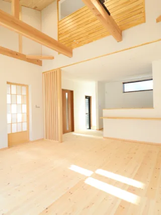 塗り壁と無垢のフロア材をたっぷり使った、
古民家風の平屋のご紹介💁‍♀️

自然素材ならではの、
やさしい質感とあたたかさが感じられる空間🌳

素足で歩くと気持ちよくて、
時間がゆっくり流れるような感覚に…

毎日の暮らしが、
ちょっと心地よくなる内装に仕上げました🌿

土樹和だからできる🌿　　
デザイン性の高い、こだわりのお家　　
𓂃𓂃𓂃𓂃𓂃𓂃𓂃𓂃𓂃𓂃𓂃𓂃𓂃𓂃𓂃𓂃𓂃𓂃𓂃𓂃 
　　
施工事例はHPをcheck！⌜ 土樹和 ⌟で検索🔍　　　　　　
その他の投稿は⇢ @tokiwa1090 　　
　　

❁いつでも見返せる様に、この投稿を保存しよう！　　
　　
𓂃𓂃𓂃𓂃𓂃𓂃𓂃𓂃𓂃𓂃𓂃𓂃𓂃𓂃𓂃𓂃𓂃𓂃𓂃𓂃 
　　
お問い合わせ/ご相談はHPのお問い合わせページからお願いします⸝⋆⸝⋆ 　　
オンラインでのご相談も受付中！
#注文住宅 #無垢素材 #木の家 #一級建築士事務所 #愛知工務店